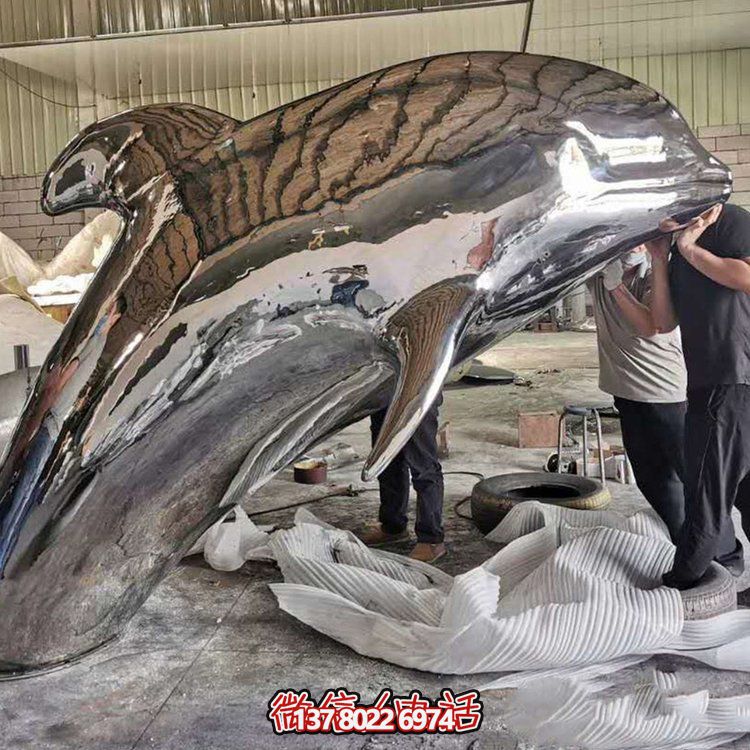 大型抽象鏡面不銹鋼鯨魚(yú)，展現(xiàn)室外精彩生活