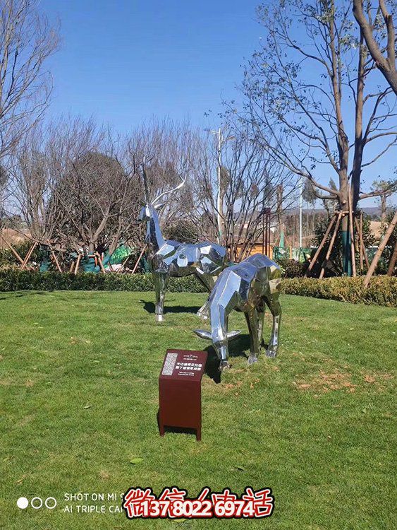 不銹鋼塊面鹿，抬頭鹿，低頭吃草的梅花鹿