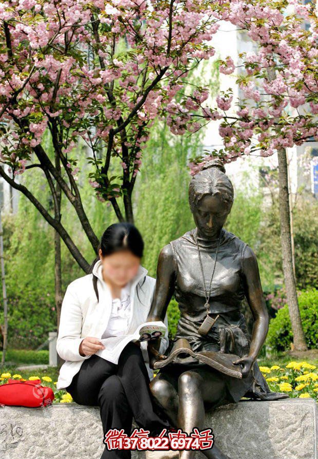 公園銅雕石凳上女孩的讀書(shū)雕塑