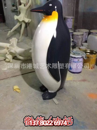 室內(nèi)玻璃鋼獨自等待的童趣可愛企鵝雕塑 室內(nèi)玻璃鋼獨自等待的童趣可愛企鵝雕塑