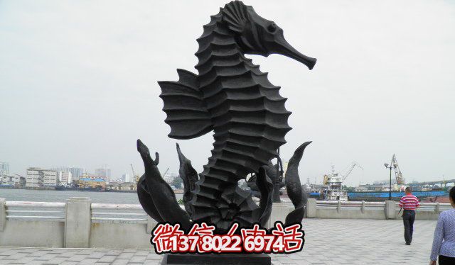 廣場(chǎng)上擺放的黑色的玻璃鋼創(chuàng)意海馬雕塑 廣場(chǎng)上擺放的黑色的玻璃鋼創(chuàng)意海馬雕塑