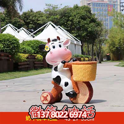 動(dòng)物園一只騎車(chē)的玻璃鋼牛雕塑 動(dòng)物園一只騎車(chē)的玻璃鋼牛雕塑