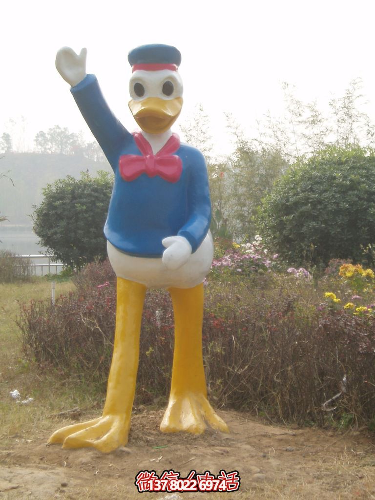 戶(hù)外大型玻璃鋼揮手的唐老鴨雕塑 戶(hù)外大型玻璃鋼揮手的唐老鴨雕塑
