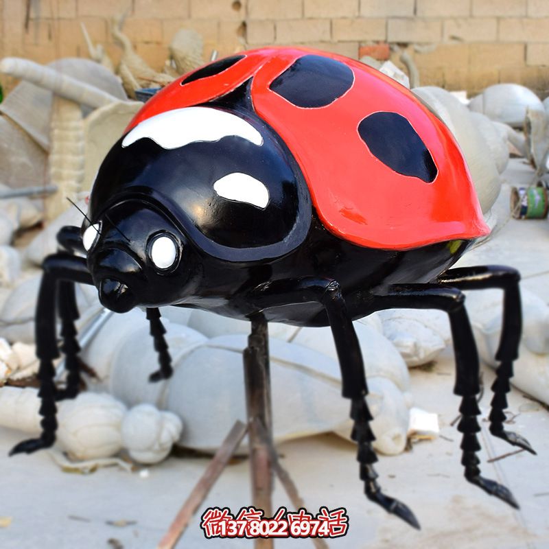 游樂場擺放的紅色玻璃鋼彩繪瓢蟲雕塑 游樂場擺放的紅色玻璃鋼彩繪瓢蟲雕塑