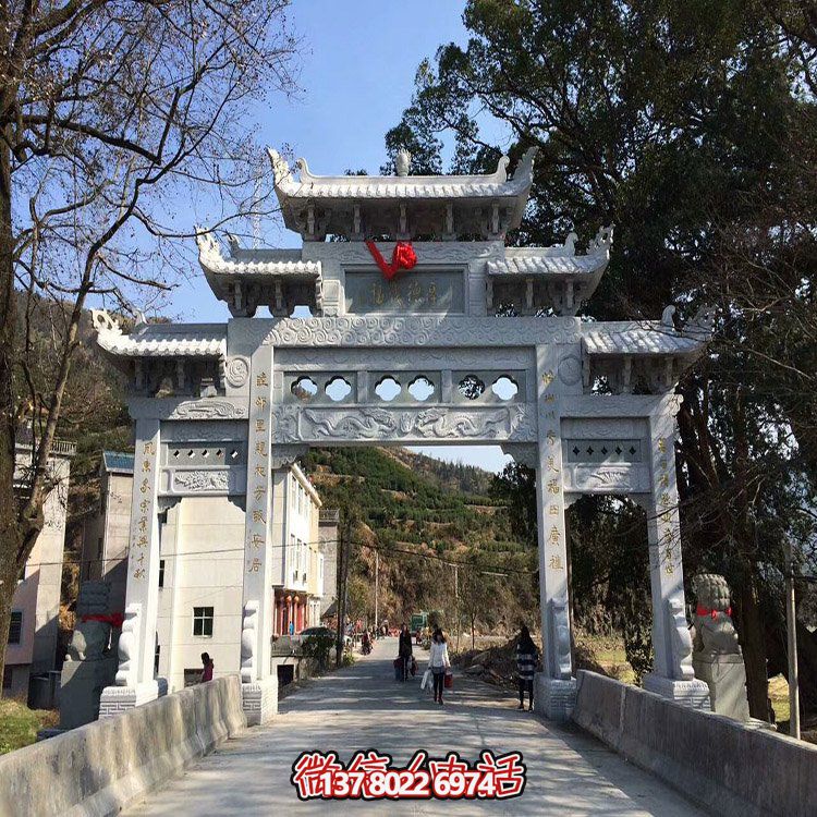 村口石牌坊，三間四柱石雕牌樓