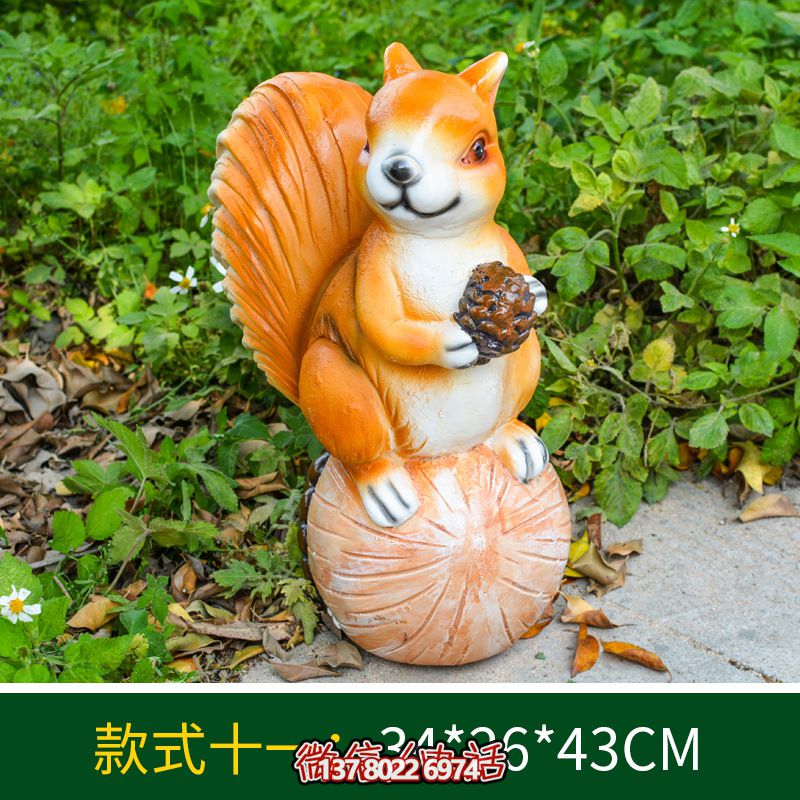 戶(hù)外街道一只抱著松子的玻璃鋼松鼠雕塑