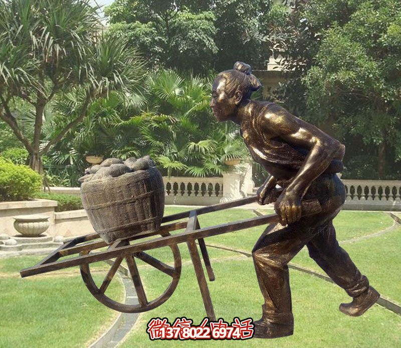 小區(qū)草坪擺放推獨(dú)輪車(chē)的古人玻璃壺仿銅雕塑