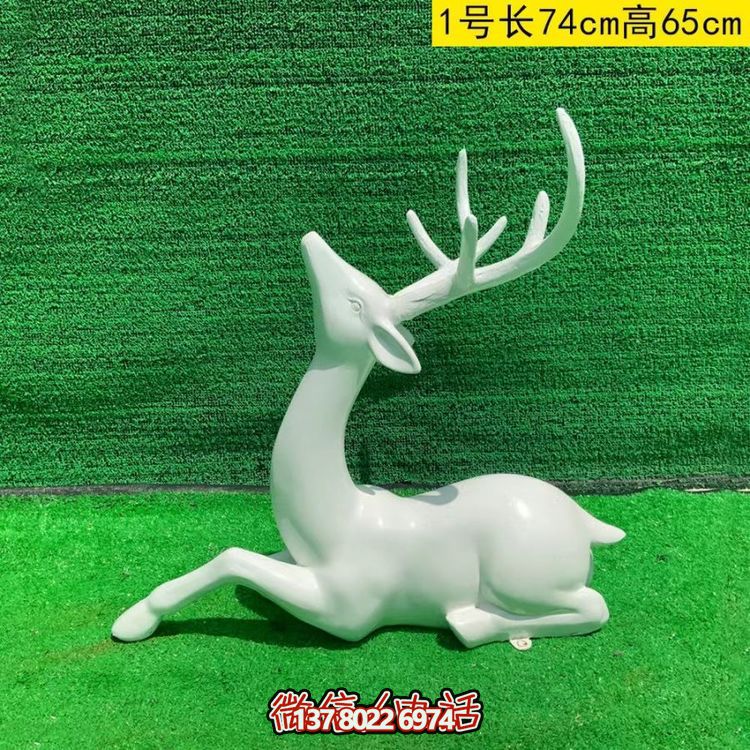 白色的梅花鹿，臥姿，仰頭，可上色