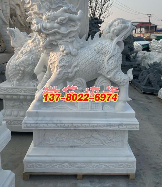 漢白玉麒麟景觀雕塑：祥瑞之姿，石雕藝術(shù)的璀璨綻放