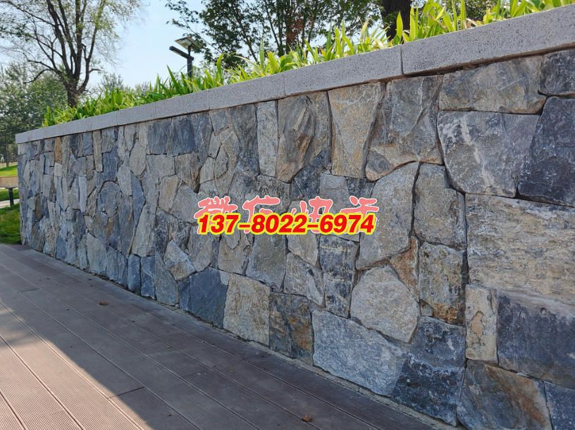 景石碎拼景觀墻：自然與藝術(shù)交融的景觀雕塑，石雕工藝的質(zhì)樸美學呈現(xiàn)