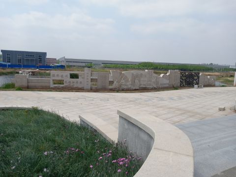 蘆葦湖景墻：鳴琴戴星，長26米，高2